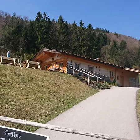 Maurers Schlierseetraum 1 hochwertige Erdgeschosswohnung mit allen Raffinessen erfreut sich auch Urlauber idealerweise für Paar mit Kindern geeignet und Vierbeiner Dank des tollen Zauns auf der Terrasse stylisch und edel von der Ausstattung mit 64 qm Exterior foto
